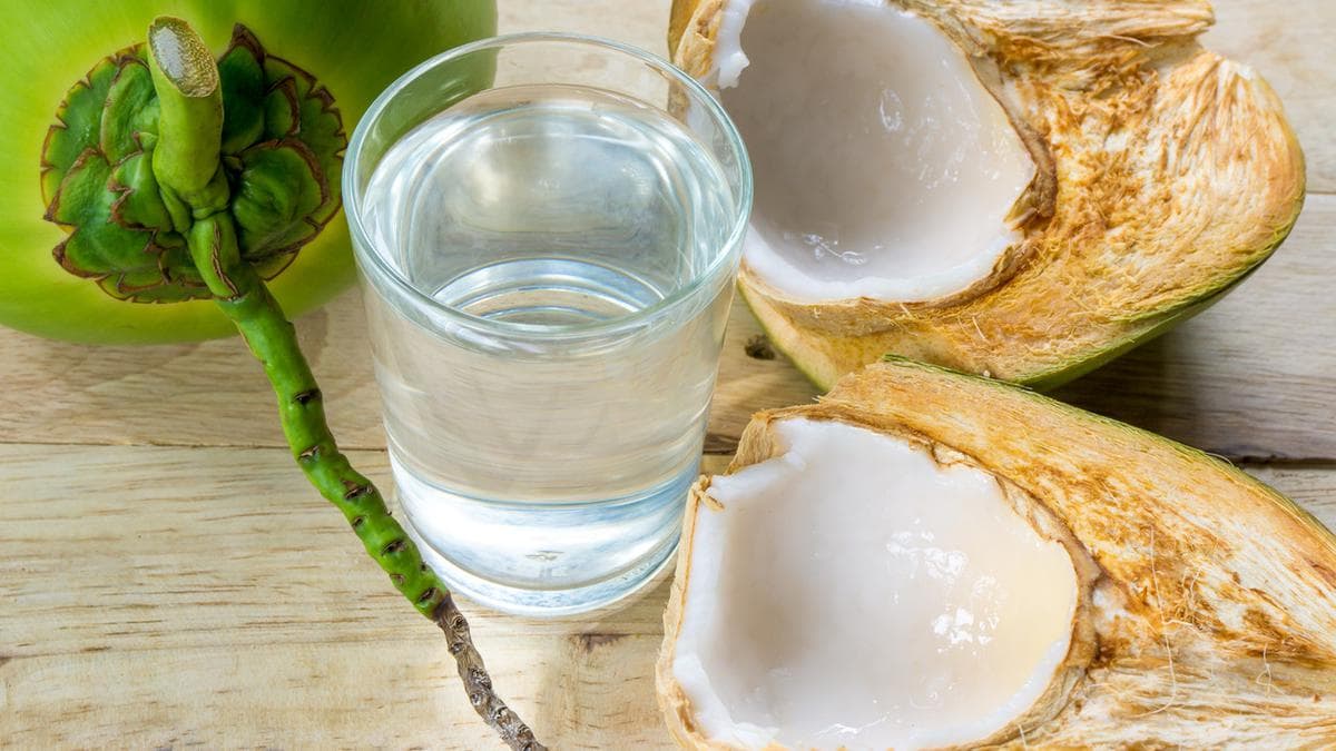 Tinggalkan Es Sirup, Ini 5 Manfaat Sehat Buka Puasa dengan Air Kelapa Murni